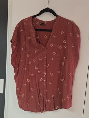torrid rust-red star print button-down shirt